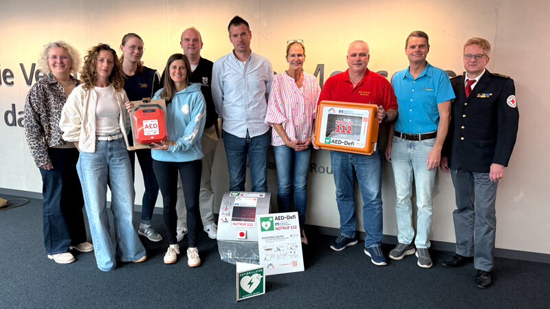 Volksbank eG verschenkt 10 Defibrillatoren an Vereine