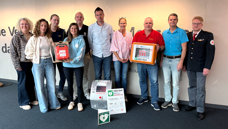 Volksbank eG verschenkt 10 Defibrillatoren an Vereine
