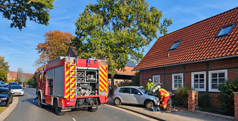 Personenwagen rammt Zaunpfosten in Immensen