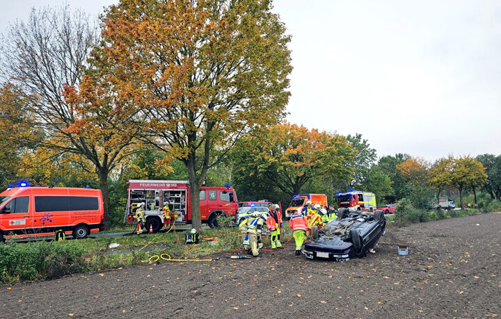 Unfall zwischen Lehrte und Immensen – PKW landet über Gegenfahrbahn auf Acker