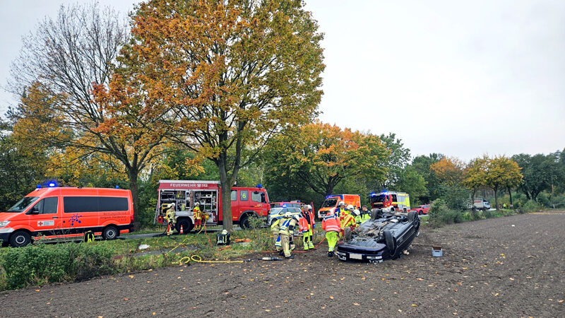 Unfall zwischen Lehrte und Immensen – PKW landet über Gegenfahrbahn auf Acker